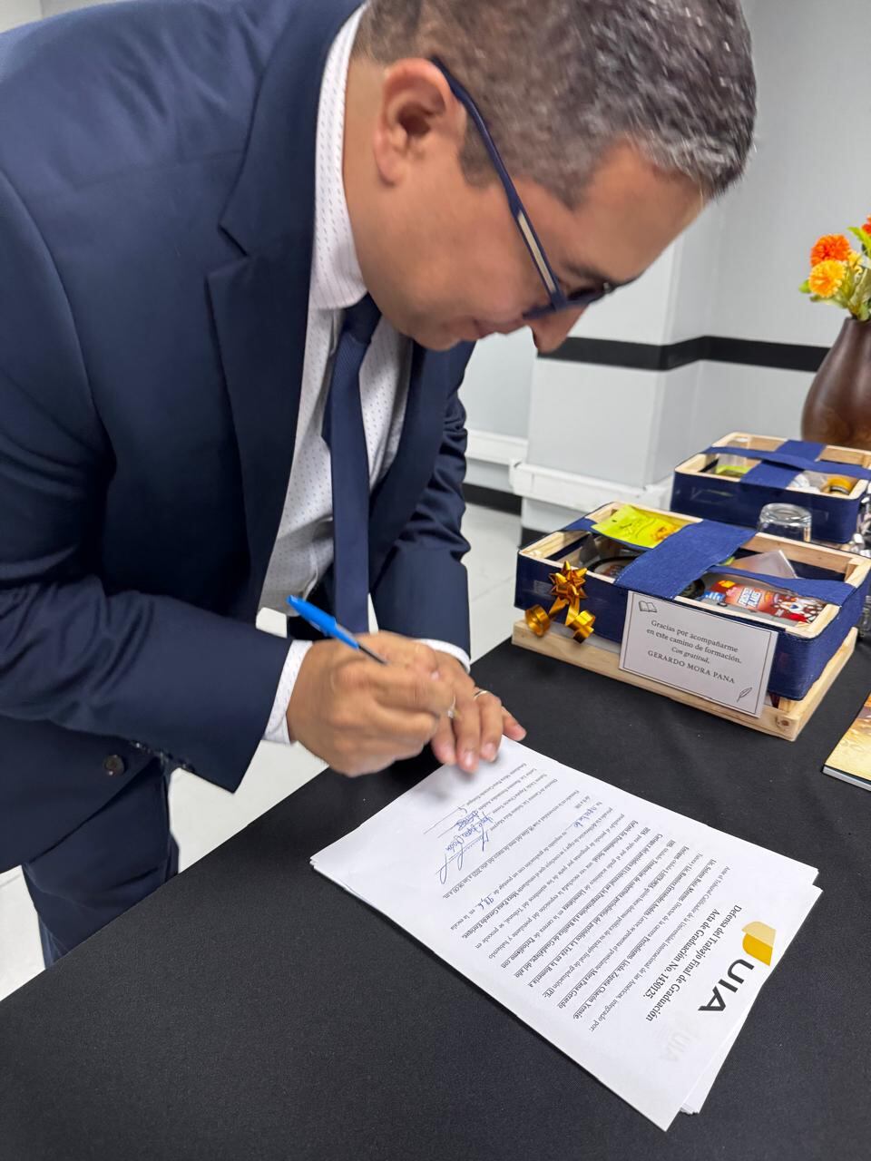 de Gerardo Mora Pana, periodista con 26 años de experiencia en medios de comunicación y los últimos 12 trabajando como comunicador en la Iglesia Católica, quien recientemente concluyó sus estudios para alcanzar la Licenciatura en Periodismo Social en la Universidad Internacional de las Américas (UIA).