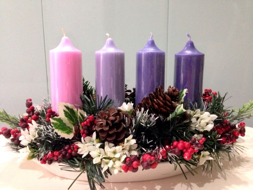 Desde hace más de 30 años doña Evelyn Sánchez Loaiza, vecina de Paraíso de Cartago, hace coronas de adviento para vender porque le quedan preciosas. Ella nos contó que al principio no sabía ni qué significaba adviento