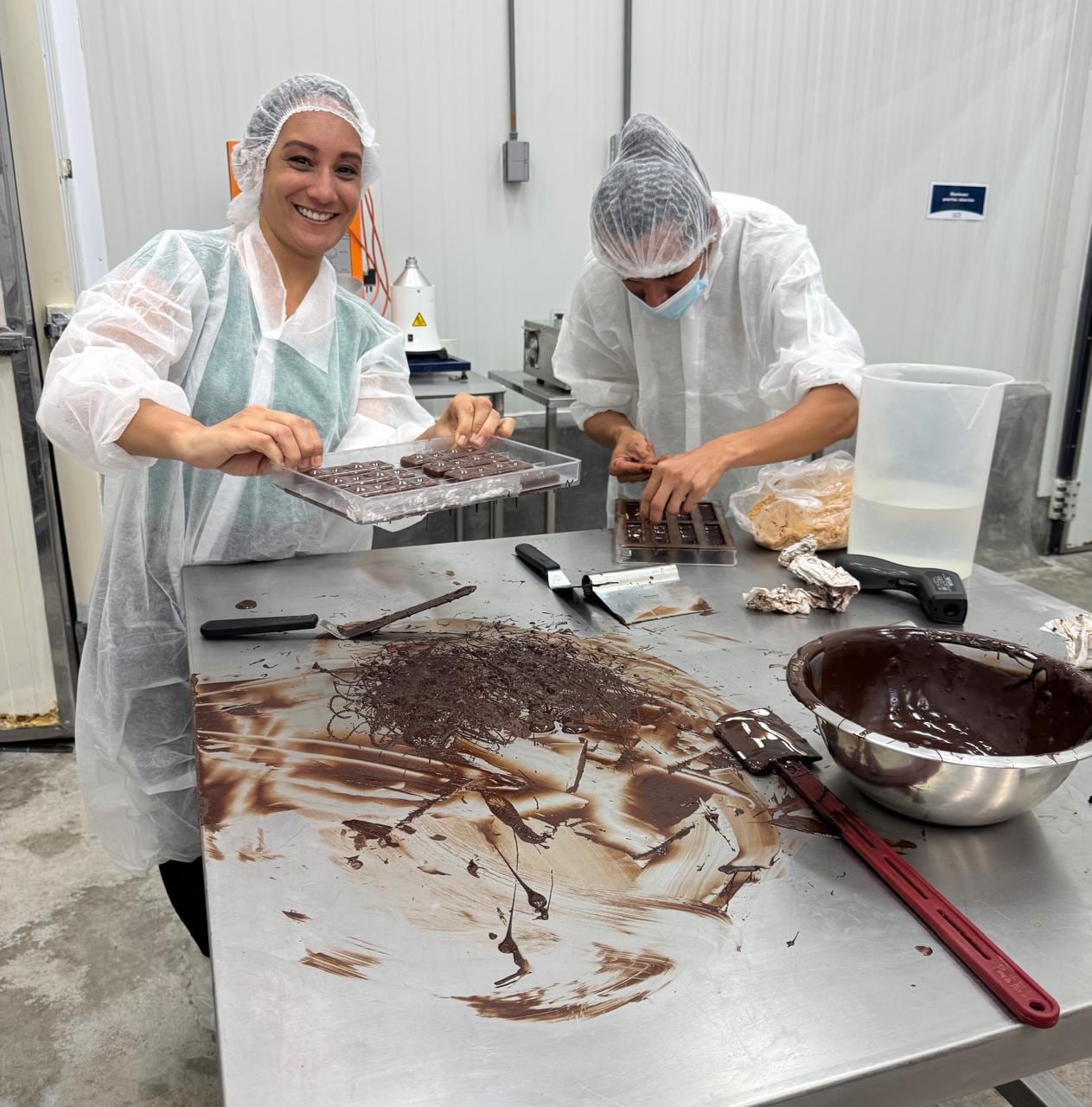 Andreas Cordero Ramírez en Hone Creek, Talamanca, ejerció más de 20 años como periodista, pero decidió volver a su amada tierra para emprender con chocolate 100% artesanal y natural. Su negocito se llama "Morena Clara".