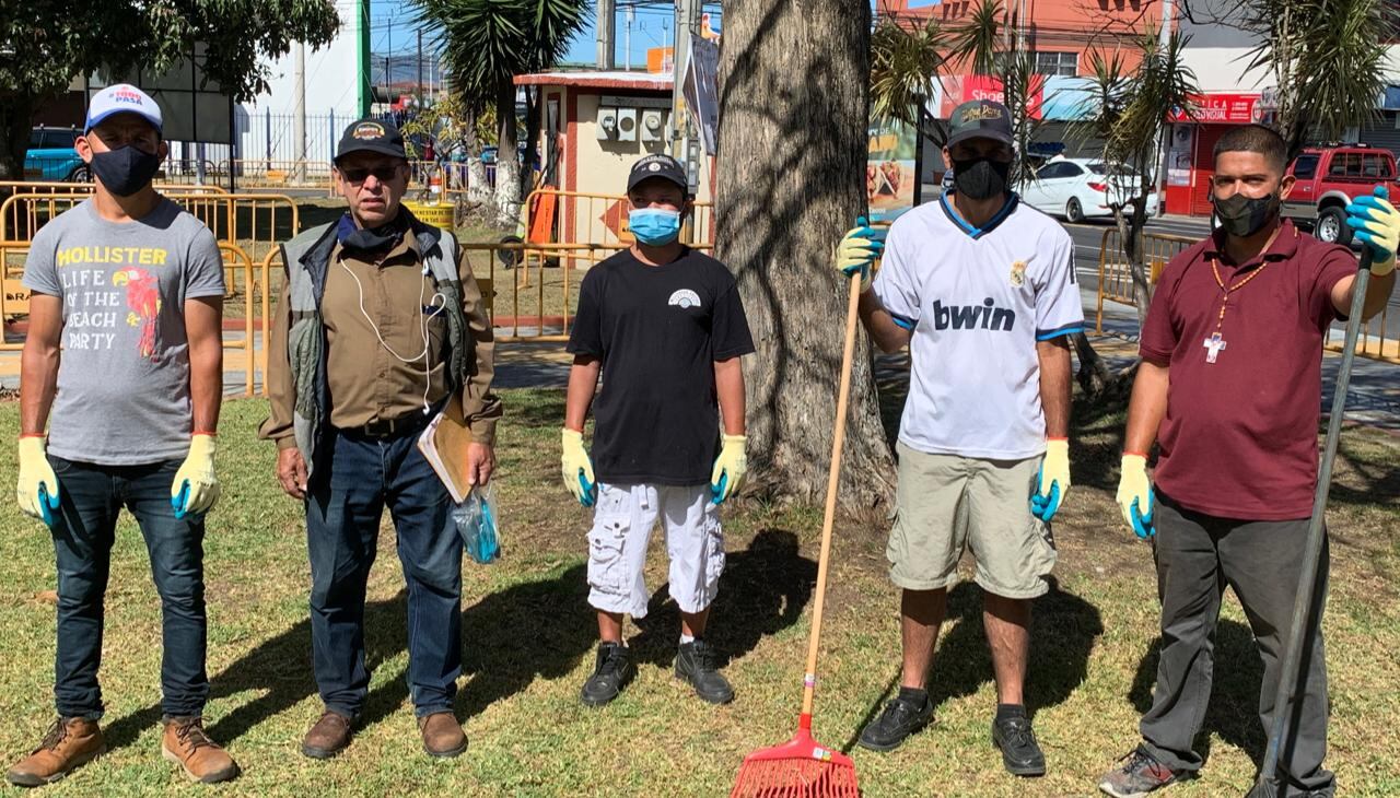 Personas que viven en la indigencia y que asisten a un dormitorio temporal, en el cantón de Goicoechea, están marcando la diferencia al ponerse a limpiar el parque y las calles de su comunidad.
