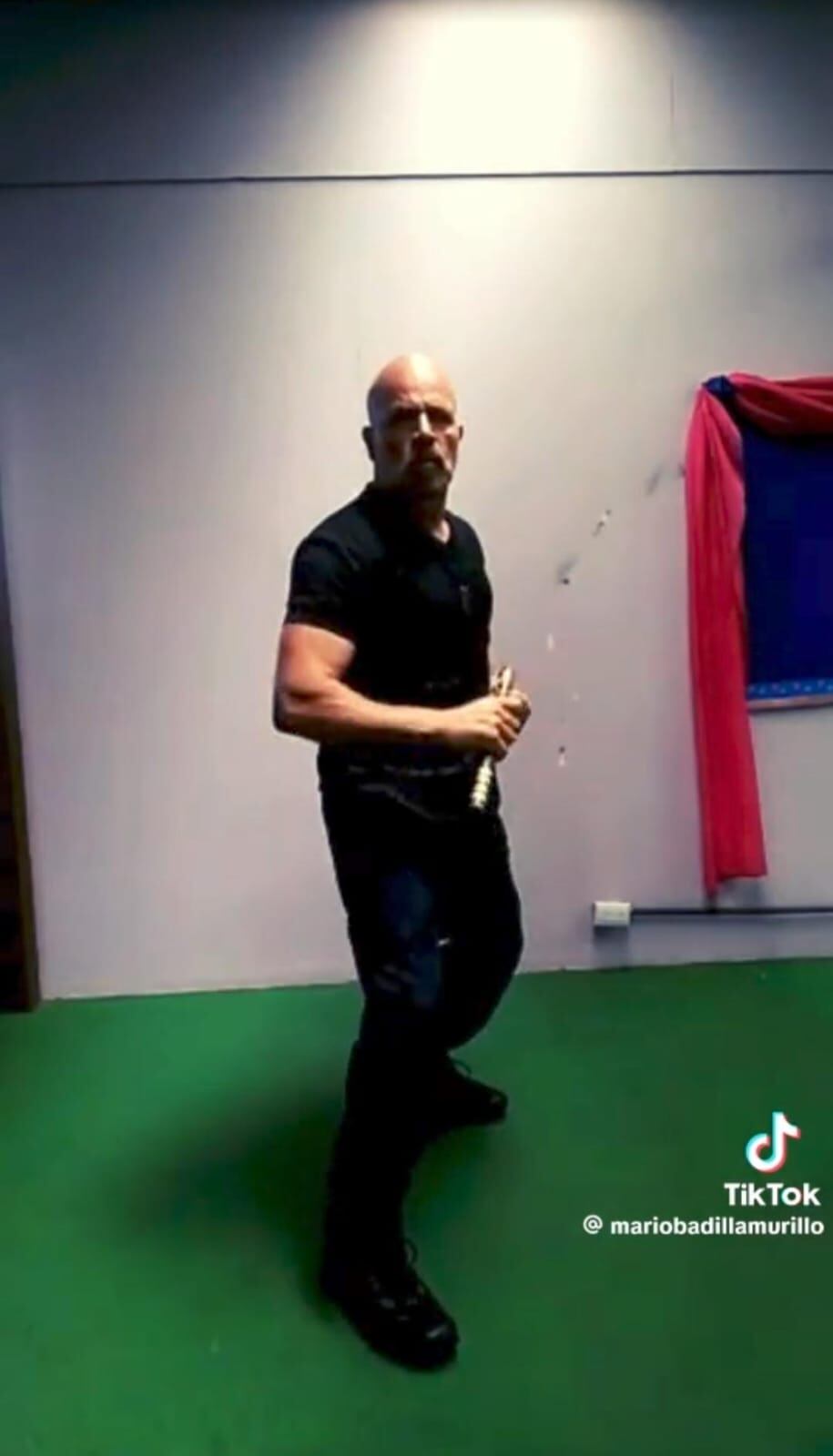 Don Mario Badilla imparte clases de defensa personal, a raíz de la muerte de su hija.