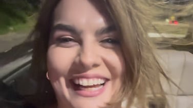 Susana Peña se paseó con misterioso hombre en un descapotable y Daniel Céspedes le pegó color