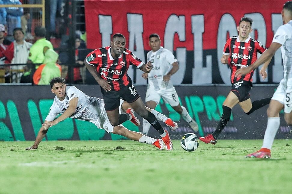 16/05/2024/ Juego entre Liga Deportiva Alajuelense vs Club Sport Herediano por el juego de ida de la semifinal del torneo clausura de la Liga Promerica en el estadio Alejandro Morera Soto / Foto John Durán