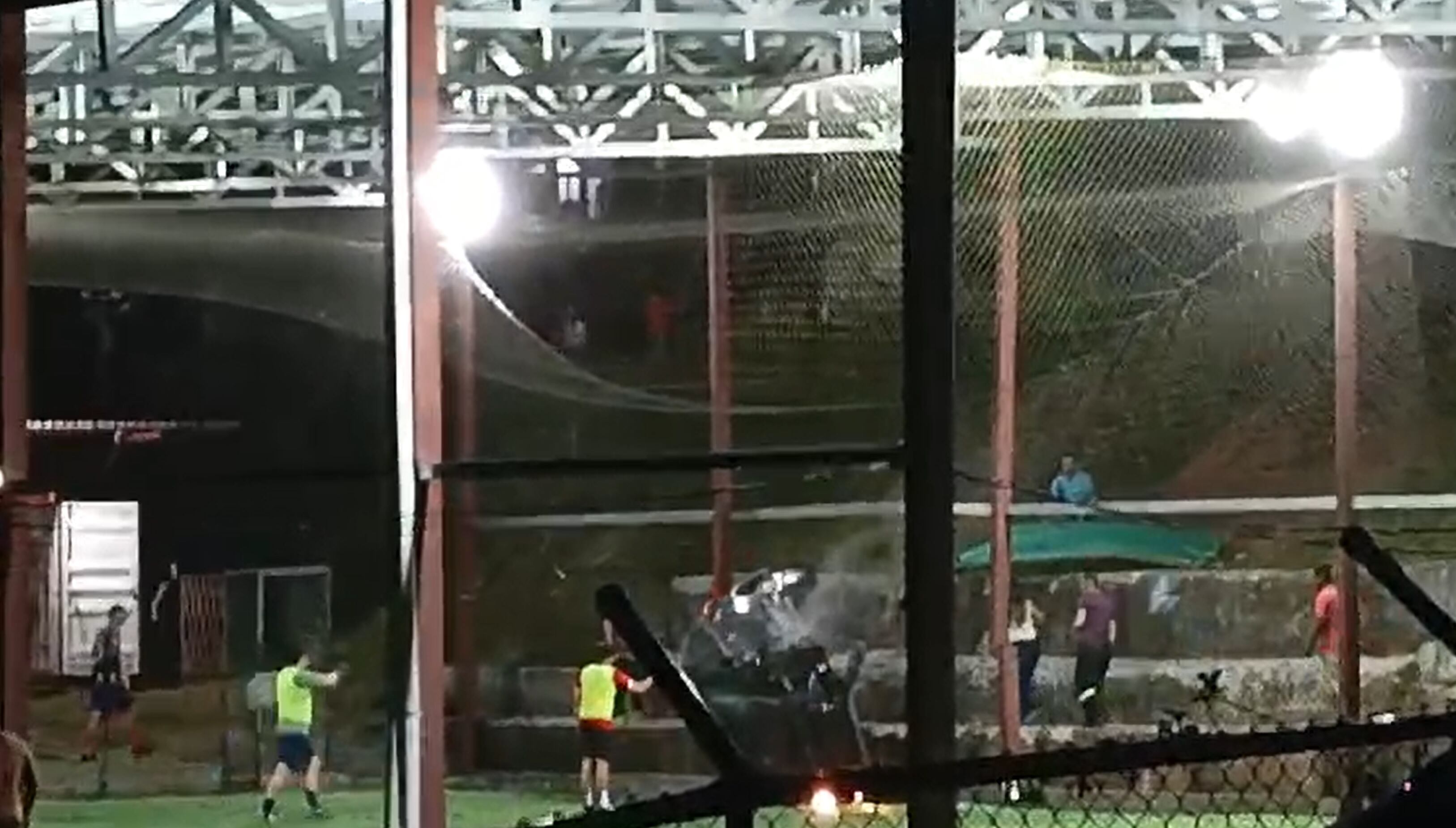 La situación puso a correr a todos los que estaban en la cancha. Imagen tomada de redes.