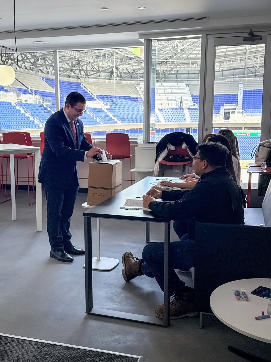 Parte de los famositicos que acudieron al llamado de salir a votar en estas Elecciones 2026.