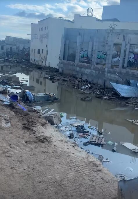 Toni Costa en Valencia, España, haciendo voluntariado tras los destrozos que dejó el paso de DANA.