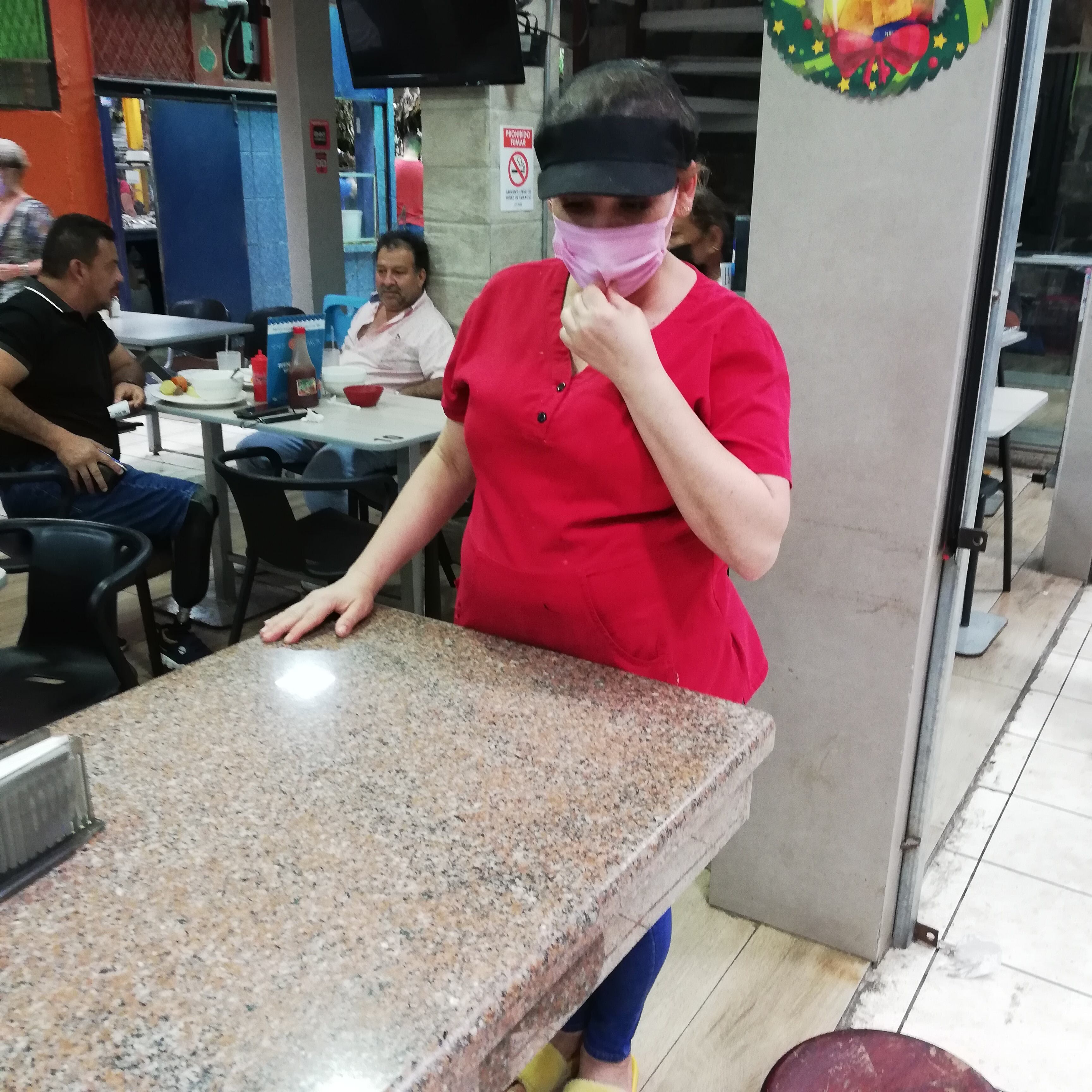 El candidato presidencial para las elecciones del 2022 del Partido Liberación Nacional, José María Figueres, fue el 16 de noviembre al mercado central de San José y tuvo bronca con dos ticas que lo trataron de ladrón y sinvergüenza. En la foto doña Sandra Rodríguez de la soda La Cevichera.