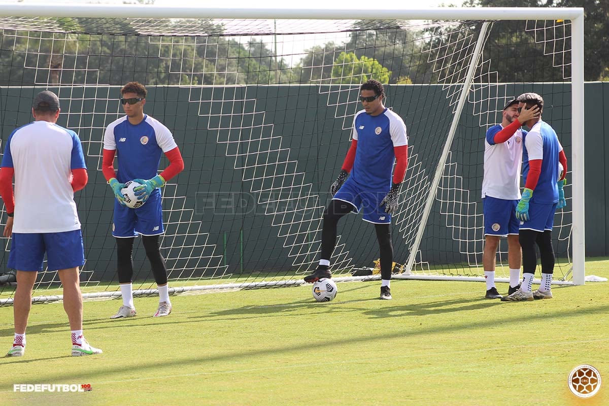 Porteros de la Sele entrenan con lentes oscuros