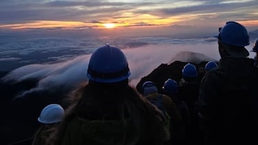 Viva una experiencia única contemplando el amanecer en el volcán Turrialba