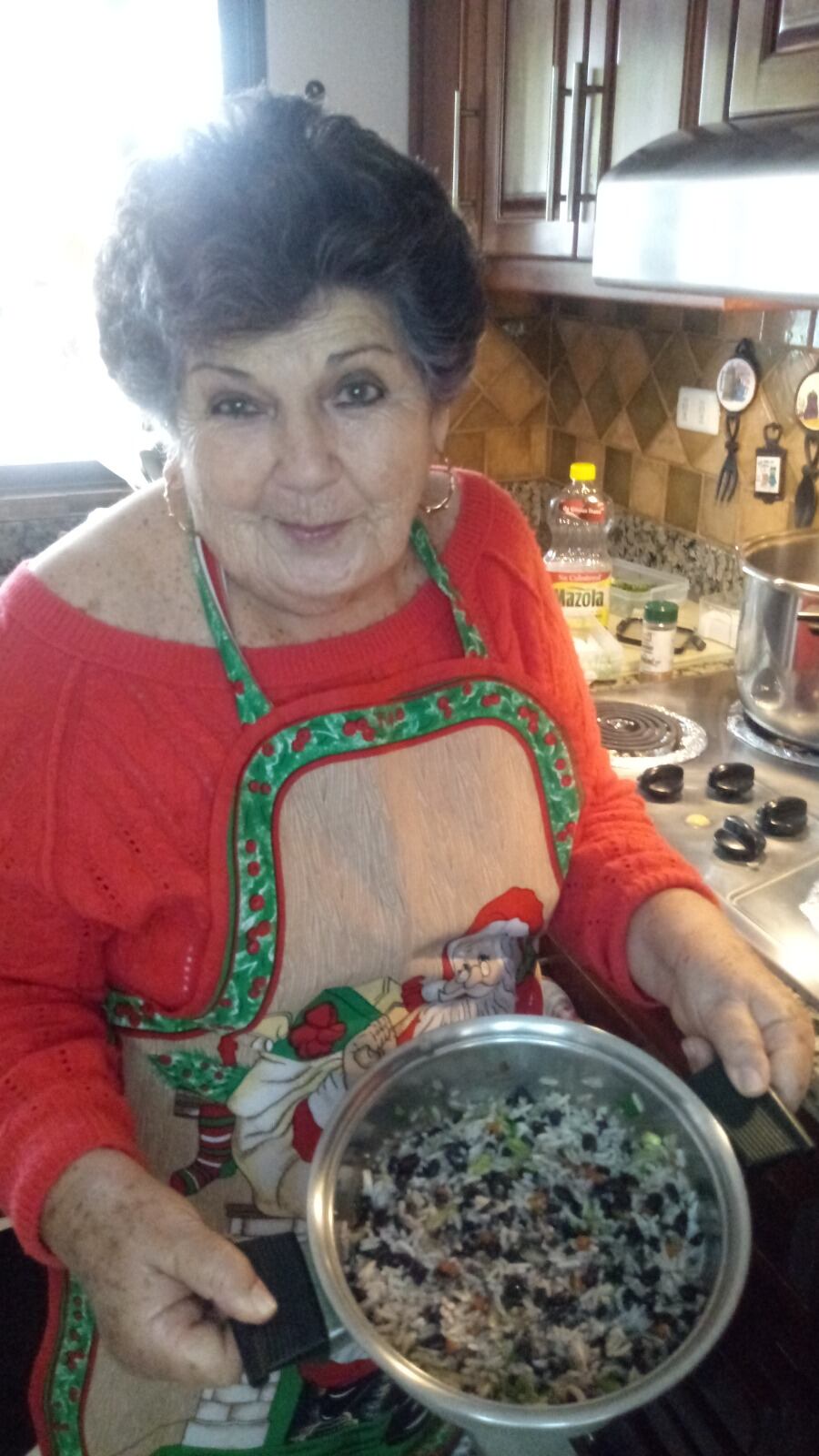 Nunca en la vida doña Yetty Chaverrí, una herediana de pura cepa, se imaginó que a sus 83 años, siendo mamá, abuela y bisabuela, publicaría un libro de recetas costarricenses que se convertiría en todo un éxito de ventas