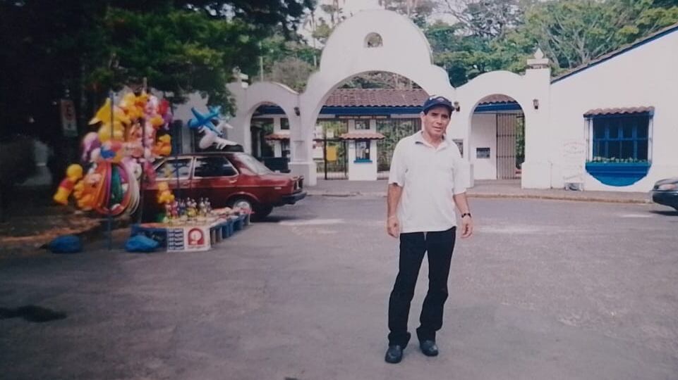 Javier Alcázar Castro trabaja en el Kiosko Alcázar que es de su familia desde hace 55 años y está en las afueras del antiguo zoológico Simón Bolívar.