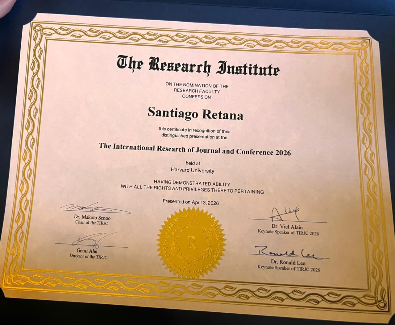 Santiago Retana Rojas, un joven sancarleño de 16 años , se convirtió en el primer latinoamericano en recibir el reconocimiento de Mejor Orador (Best Speaker) en la conferencia The International Research Journal and Conference (TIRJC) 2026, celebrada en la Universidad de Harvard, en Cambridge, Massachusetts.