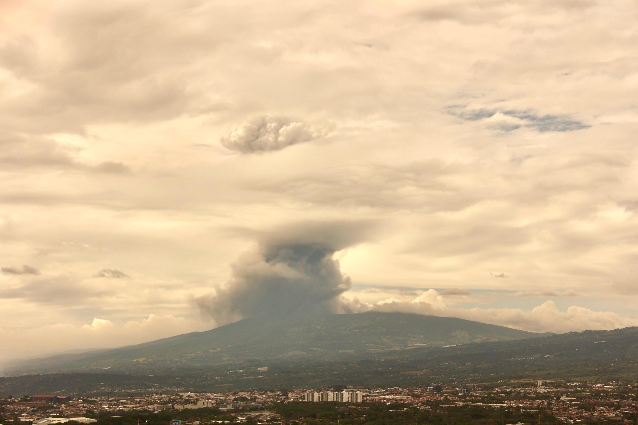 Fuerte erupción del volcán Poás