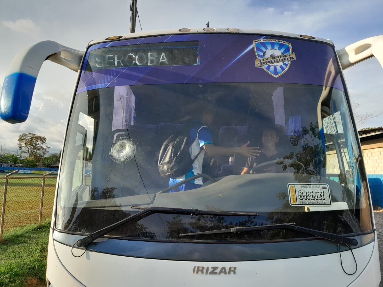 Así quedó el bus que transporta a la delegación de Jicaral, luego de que supuestamente, aficionados lo agarraran a pedradas. Prensa Jicaral.