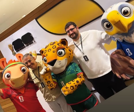 Ignacio Santos junto a su hijo Rodolfo Santos disfrutando de uno de los partidos en el Mundial 2026