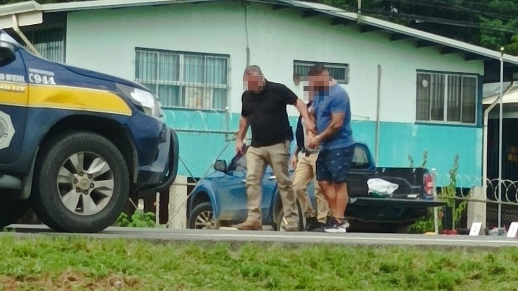 Un sujeto de apellido Acuña, de 40 años, quedó detenido luego de chocar buseta, en la que salió expulsado niño de kinder de 6 años, que falleció en Daytona, en Sixaola. Foto: Cortesía