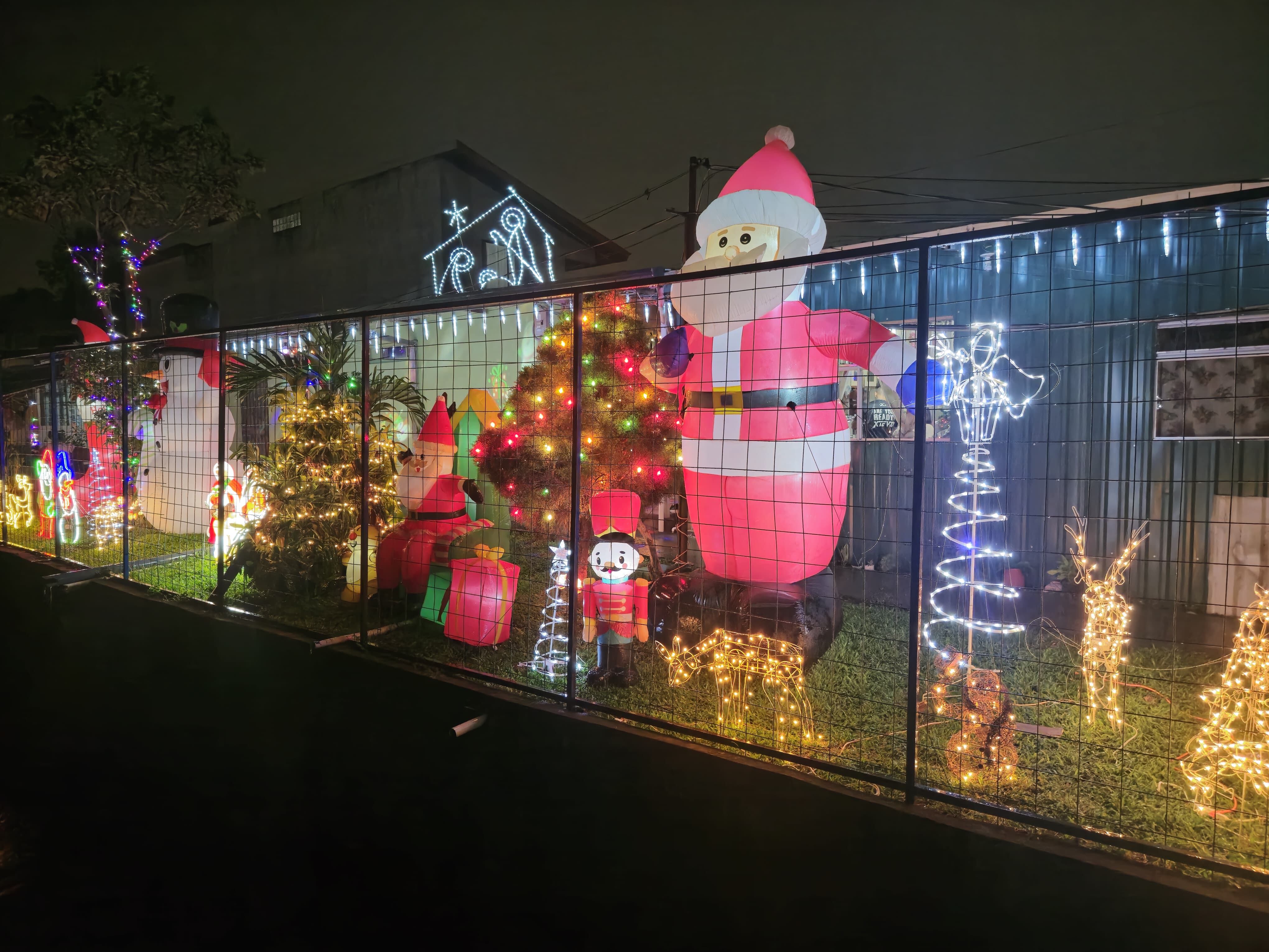 Allan Arce es un fanático de la navidad que se luce con la decoración navideña en las afueras de su casa.