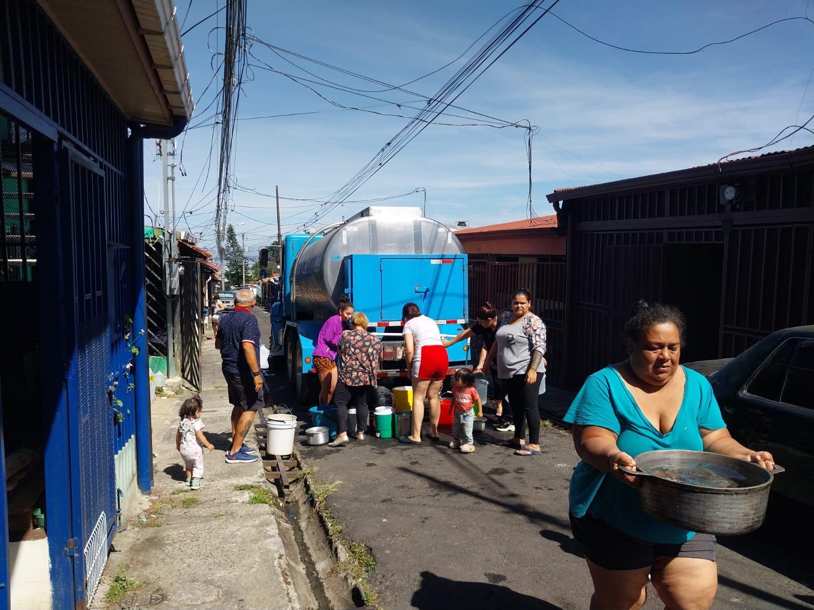 Don Franklin López Quirós es vecino de San Francisco de Coronado, además tiene un emprendimiento la Soda y Pizzería La Torres, y se la ha tenido que jugar como un gato para poder mantener su negocio abierto porque, según nos confirma, tiene ya 5 días sin agua