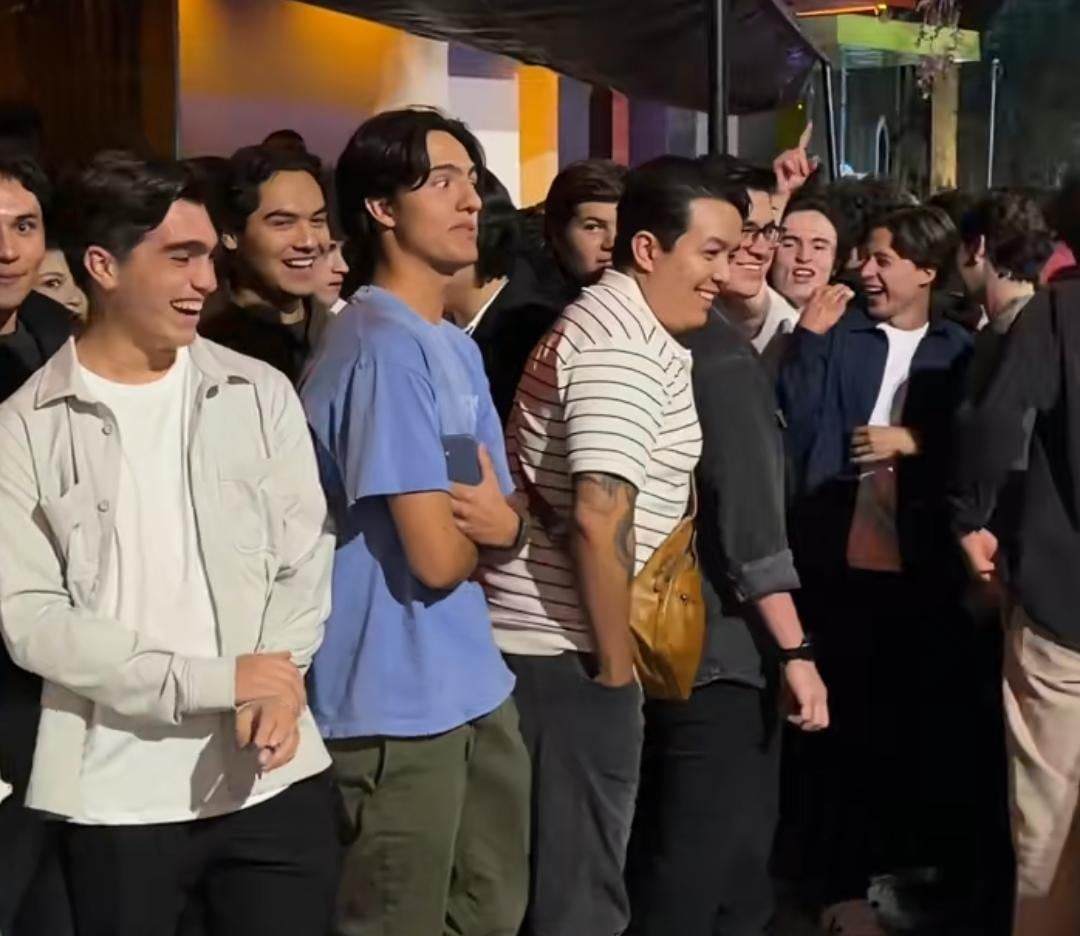 El influencer Alex Tacher captó una escena inesperada frente a una discoteca que rápidamente se volvió tendencia.