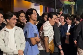 Hijo de reconocido presentador graba viral acción contra carro de un infiel