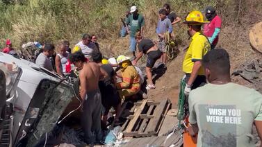 Con vida, pero graves reportan a los trabajadores que cayeron con el camión de basura en un tajo
