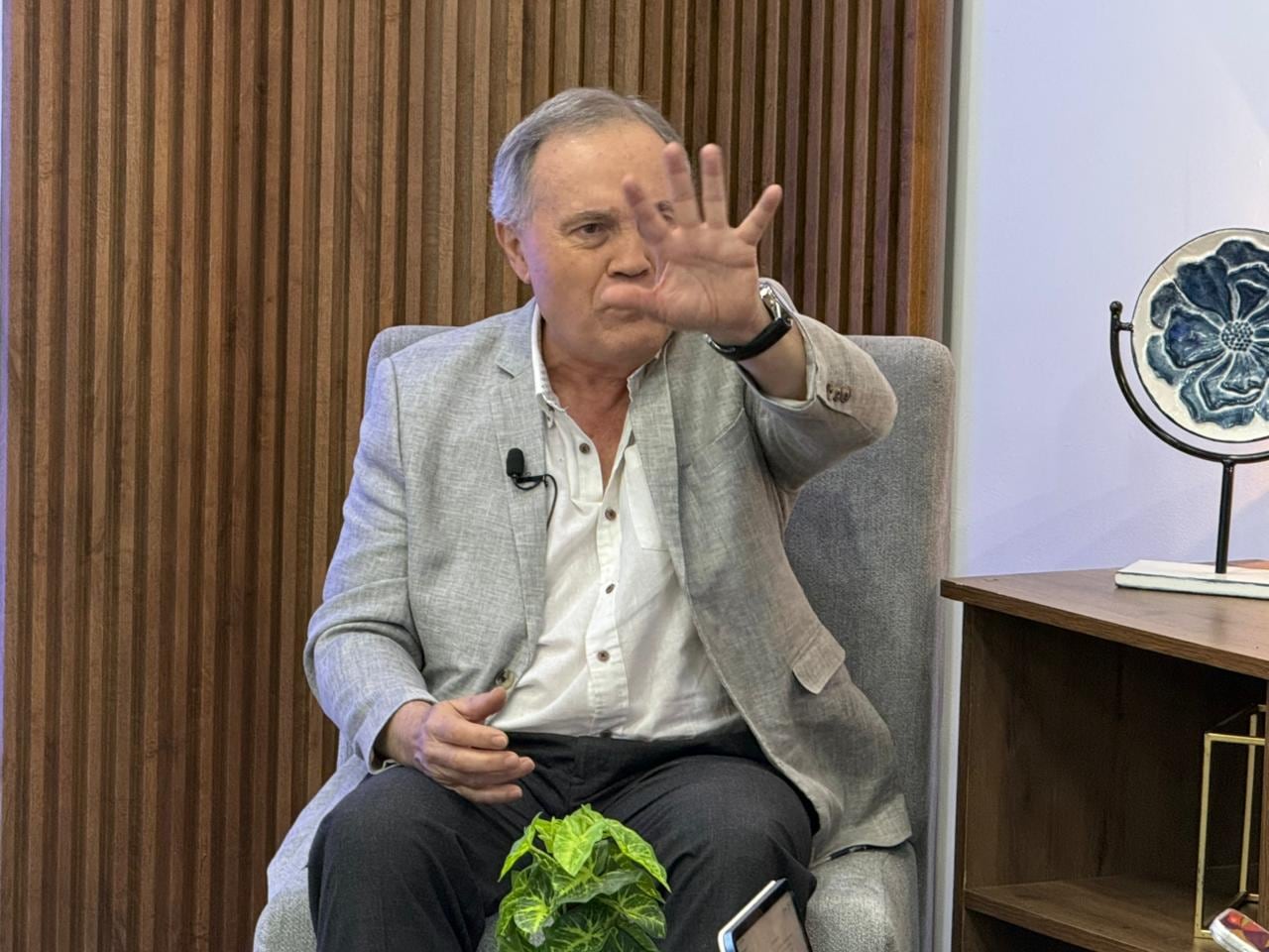 Sixto Paz aseguró que Costa Rica tiene una conexión especial con los fenómenos extraterrestres prueba de ellos, dijo, es la foto de un ovni sobre el lago Cote en Guatuso.