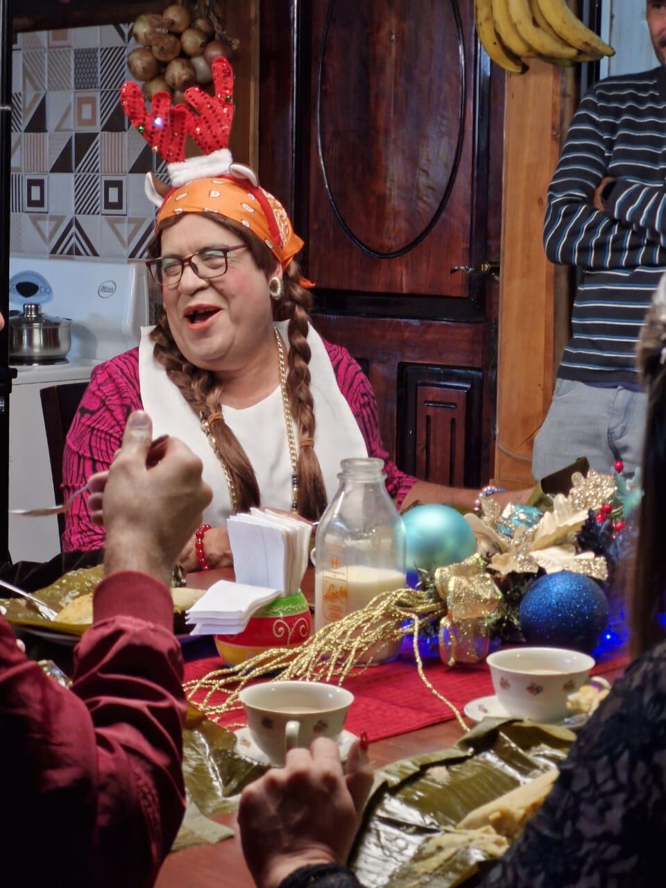 Edgar Cartín y su nuevo personaje Lola, la chancera harán de las suyas en las corridas de toros de Zapote 2024.