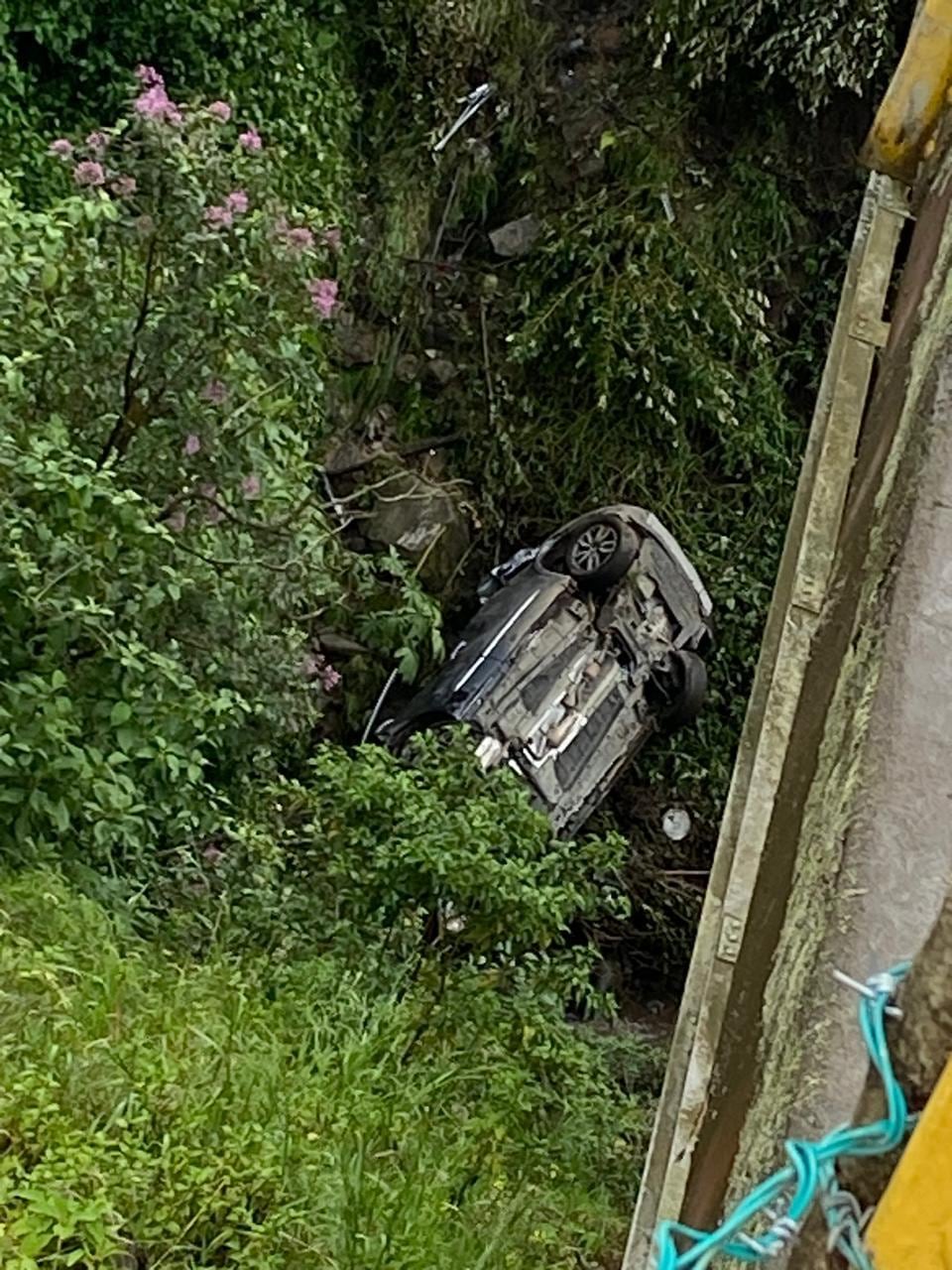 Carro cayó desde puente en Oreamuno de Cartago