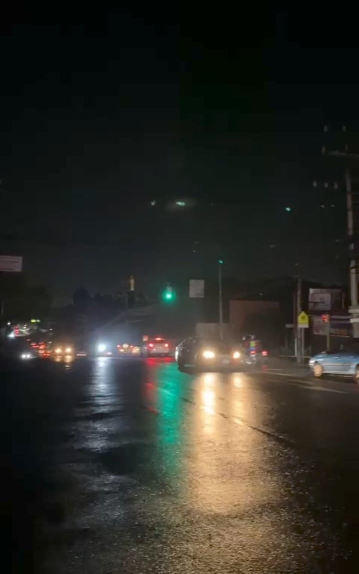 Vecinos de varias partes de San José y Alajuela reportan que está sin luz.