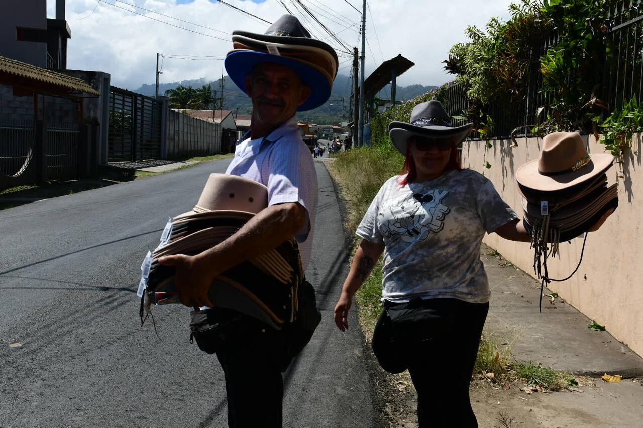 रस्त्यावरील विक्रेत्यांनी टोपी आणि इतर वस्तू आणल्या ज्या अश्वारूढ फॅशनला सूचित करतात. छायाचित्रण: जॉर्ज नवारो.