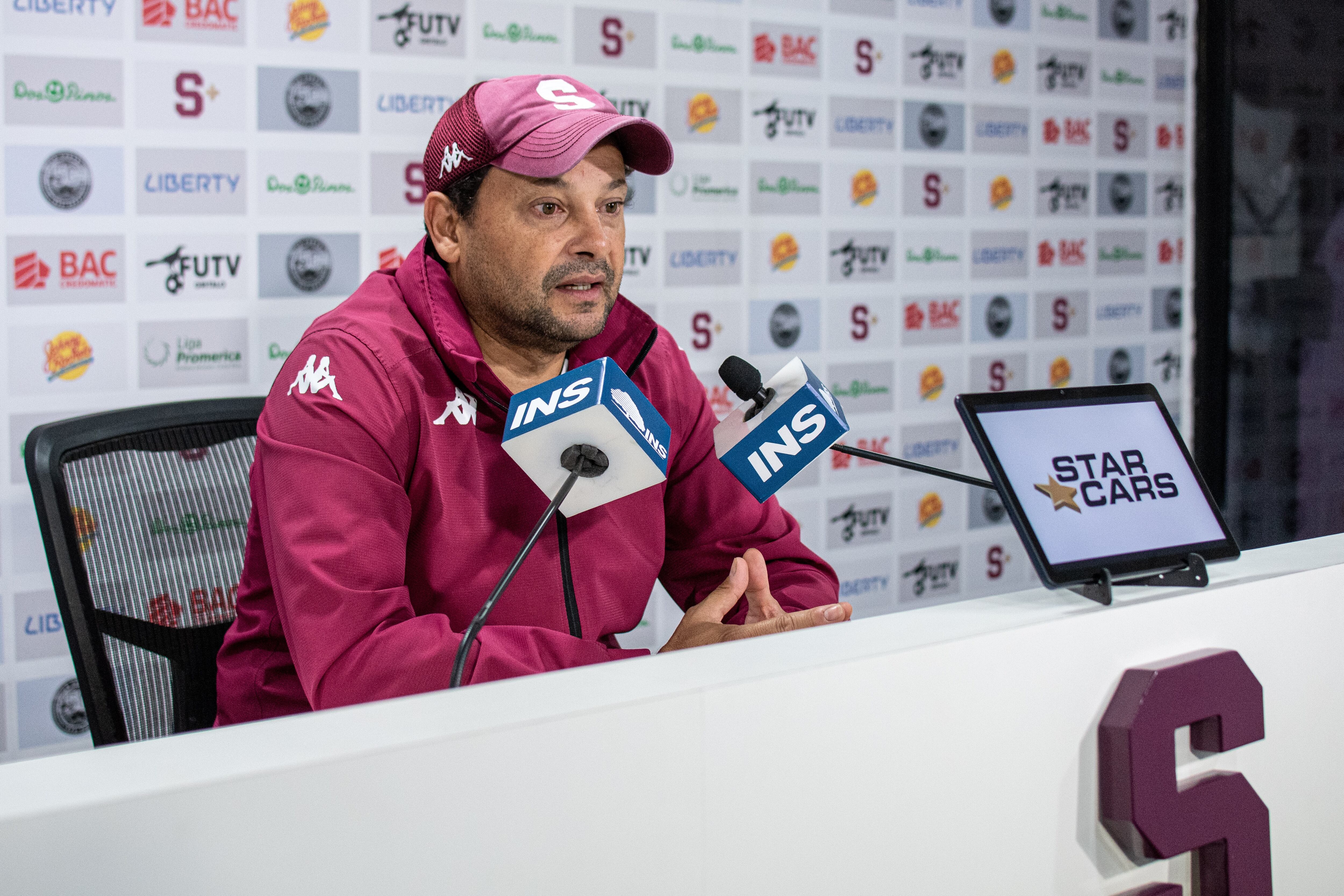 El técnico del Saprissa, Jeaustin Campos afirmó que se desvela pensando en la gran final. Prensa Saprissa.