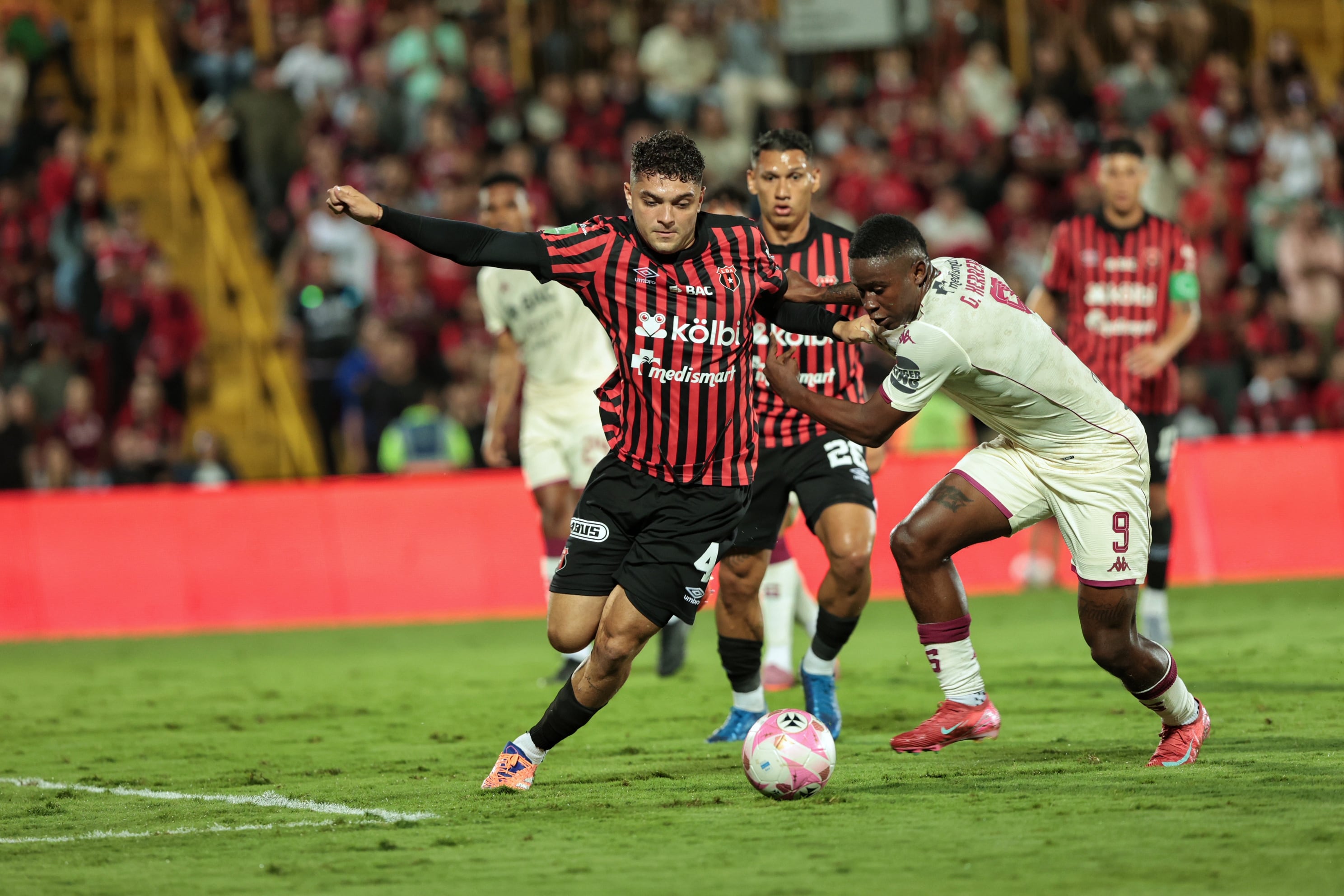 19/10/2025/ Juego entre Liga Deportiva Alajuelense vs Deportivo Saprissa por la jornada 13 del torneo apertura de la Liga Promerica en el estadio Alejandro Morera Soto / foto John Durán