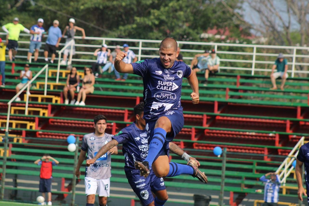 Jean Carlo Agüero celebró a lo grande su gol que sentenció el triunfo del Municipal Grecia.