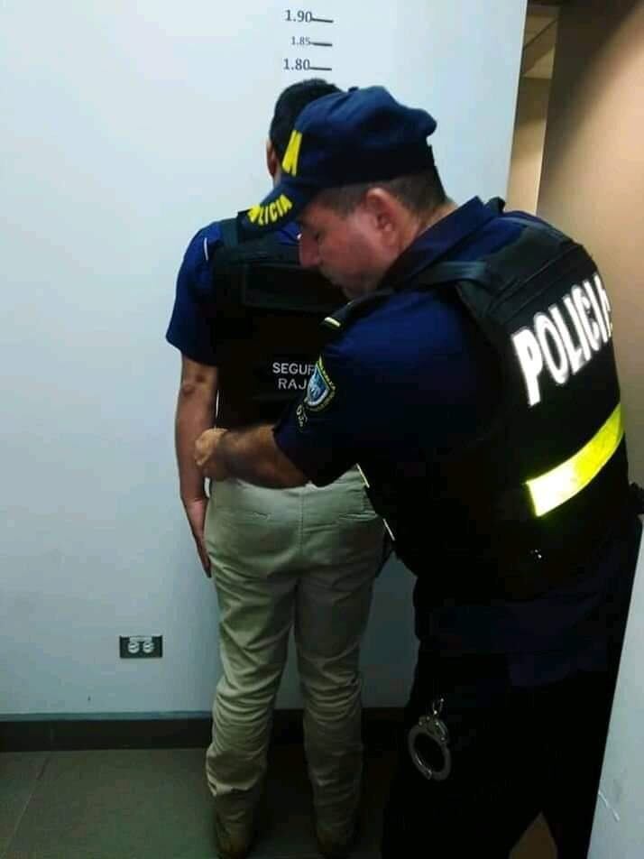 Detienen a guardas de seguridad por allanar ilegalmente casa y amenazar de muerte a hombre en Batán. Foto MSP.