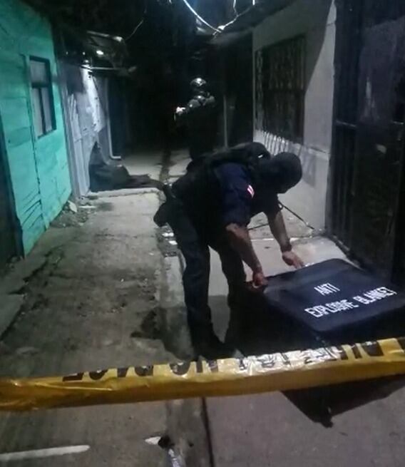 A los sujetos no les importó lanzar la granada en medio de una alameda en la que hay varias casas. Foto MSP.