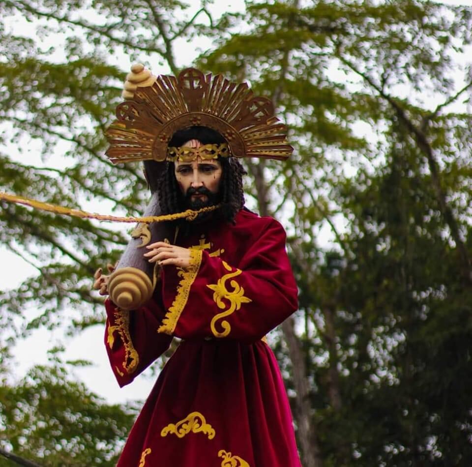 En Cachí, un rinconcito hermoso del cantón de Paraíso, en Cartago, se vivió una historia que muy pocos conocen, pero que refleja el poder de la fe, la creatividad y la unión de una comunidad