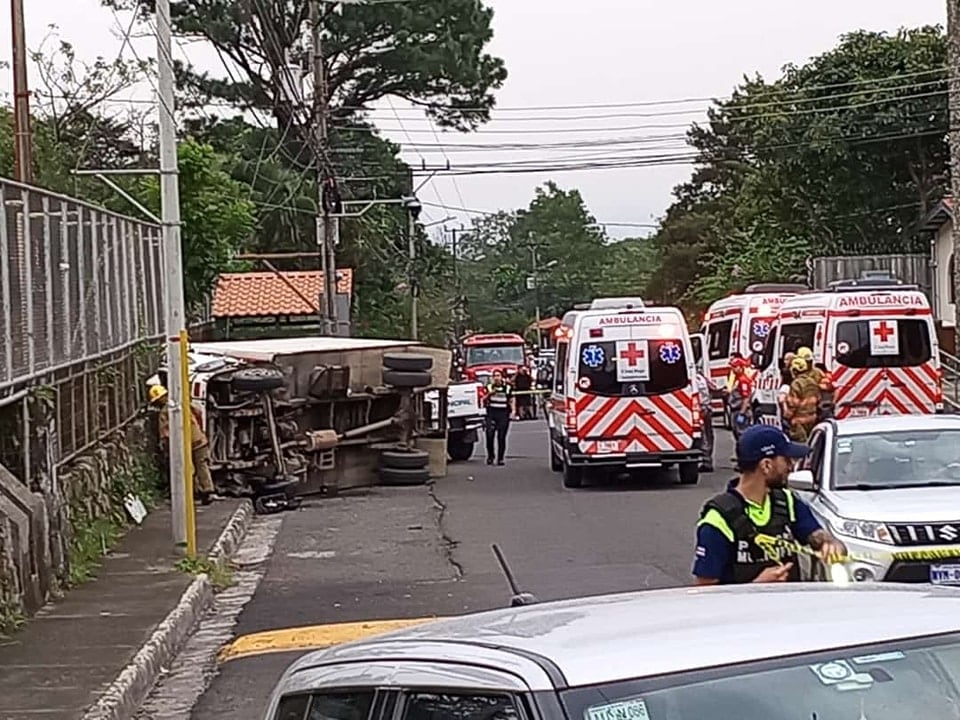 El fatal accidente ocurrió frente a la plaza de deportes de Salitral. Foto Mundo Santa Ana.