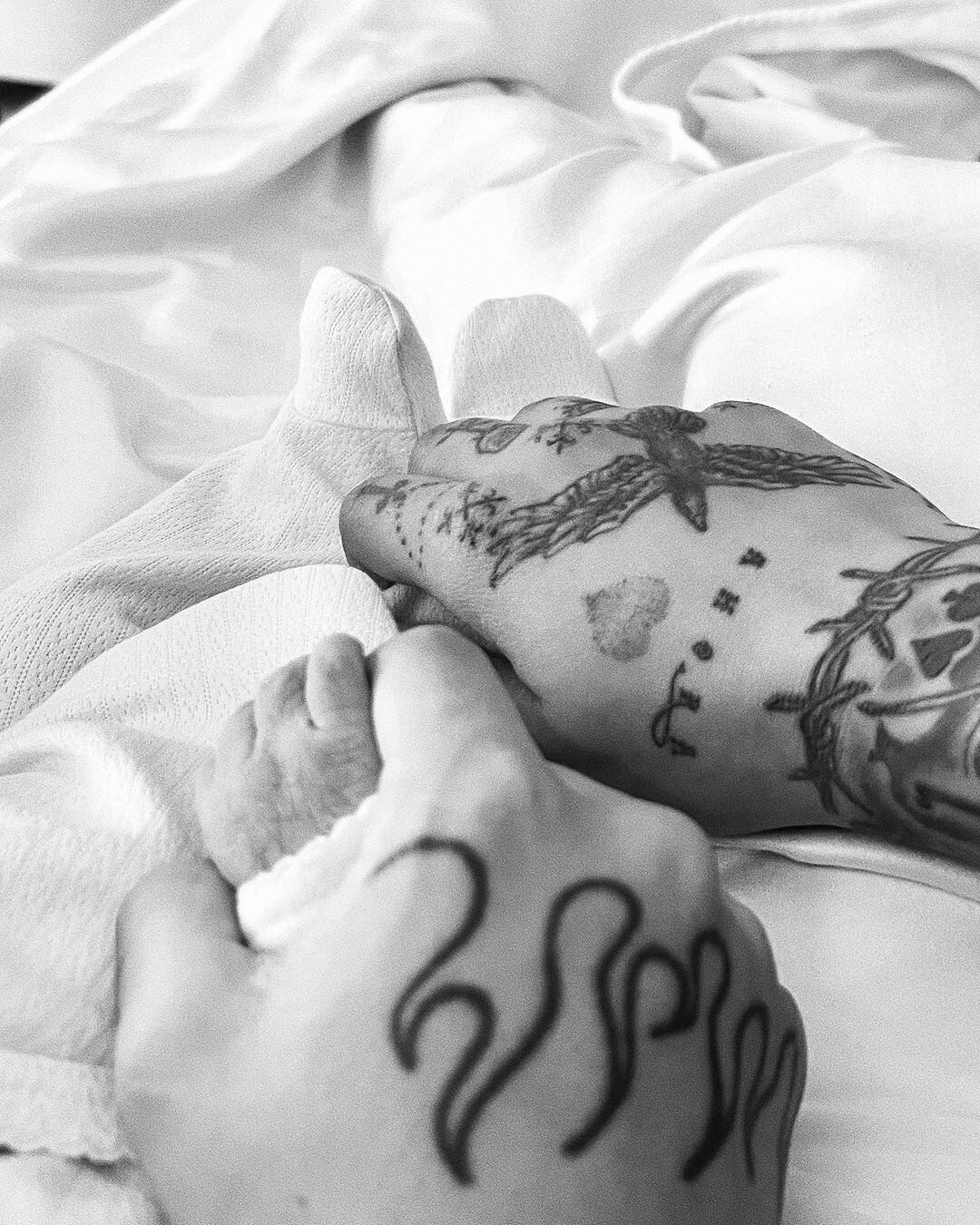 Así dieron a conocer Christian Nodal y Cazzu que ya nació su bebé.