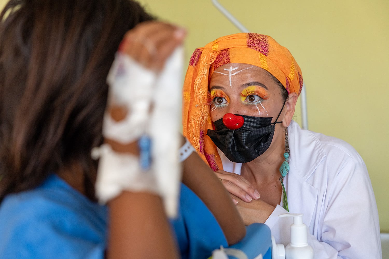 Doctores payasos curan a los pacientes de los hospitales con humor y amor