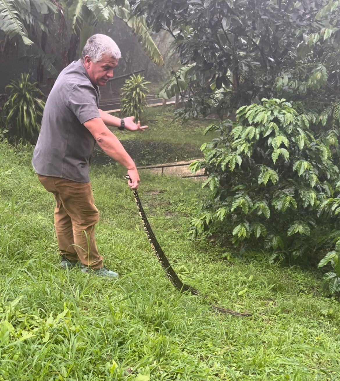 El montañista Warner Rojas se encontró una culebra de casi dos metros de largo en el patio de su casa.