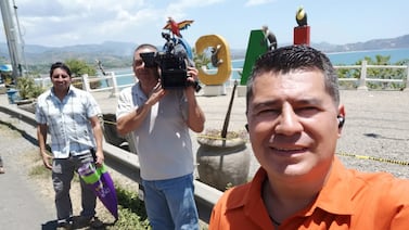 Periodista de Telenoticias conoció a un colega al que admira mucho y hasta le pidió un autógrafo