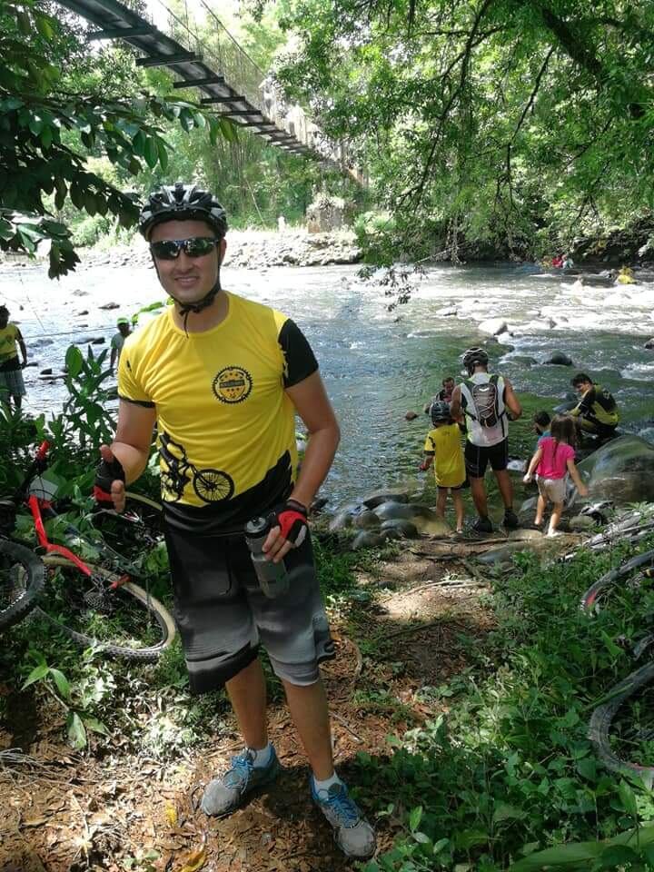 12/08/2021 San Rafael de Coronado. Entrevista a doña Norma Chacón, para Novelón de La Teja. Su hijo Jorge Lizano se sacrificó por ella al enfrentarse con un delincuente que la tenía encañonada en su pulpería, hace tres años. La señora pasa largos ratos contemplando la foto de su hijo. Foto: Cortesía.