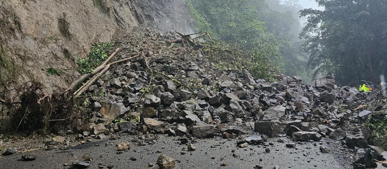 Las autoridades del MOPT lograron fracturar la piedra de 30 metros de altura y 2.500 toneladas que amenazaba la seguridad en la carretera Braulio Carrillo. Foto: MOPT