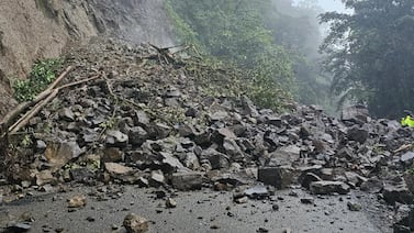(Video) Vea cómo destruyeron la gigantesca roca que ponía en peligro a los conductores en la ruta 32