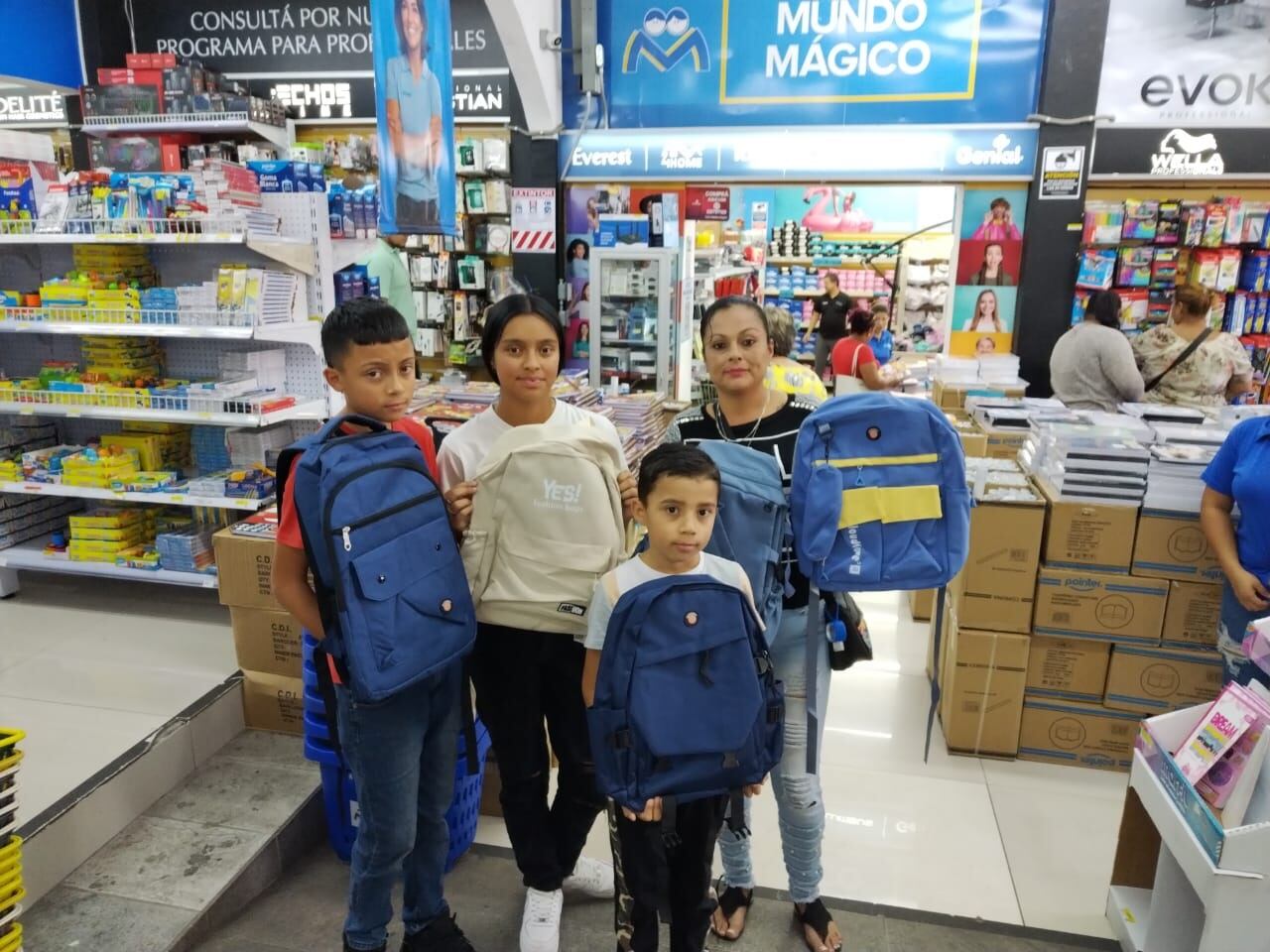 Mundo Mágico y La Teja se unieron para echarle el hombro a una familia de barrio Cristo Rey en San José, en la cual todos sus miembros arrancan esta semana el curso lectivo 2024. En la foto, Isaac, Rachell, doña Yisley y Mathías.