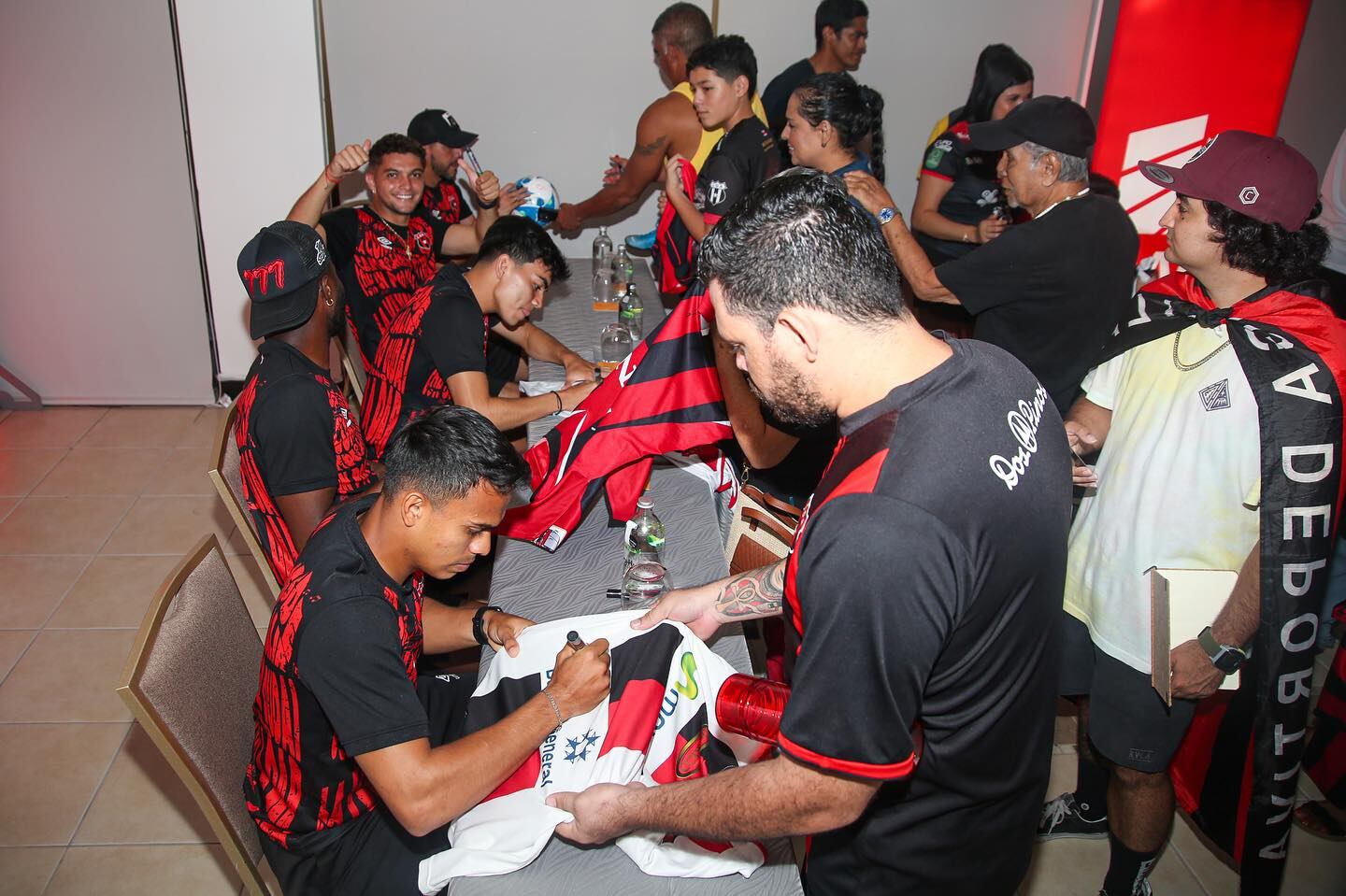 Alajuelense causó una locura en su llegada a Liberia | La Teja
