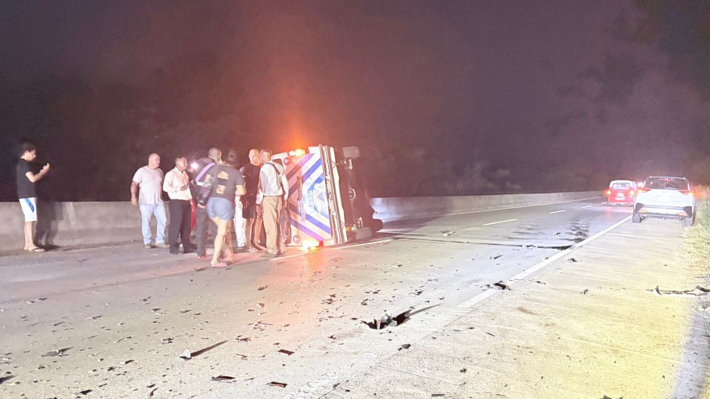 Vuelco de ambulancia dejó a un hombre luchando por su vida, Cañas de Guanacaste. Foto: Cortesía