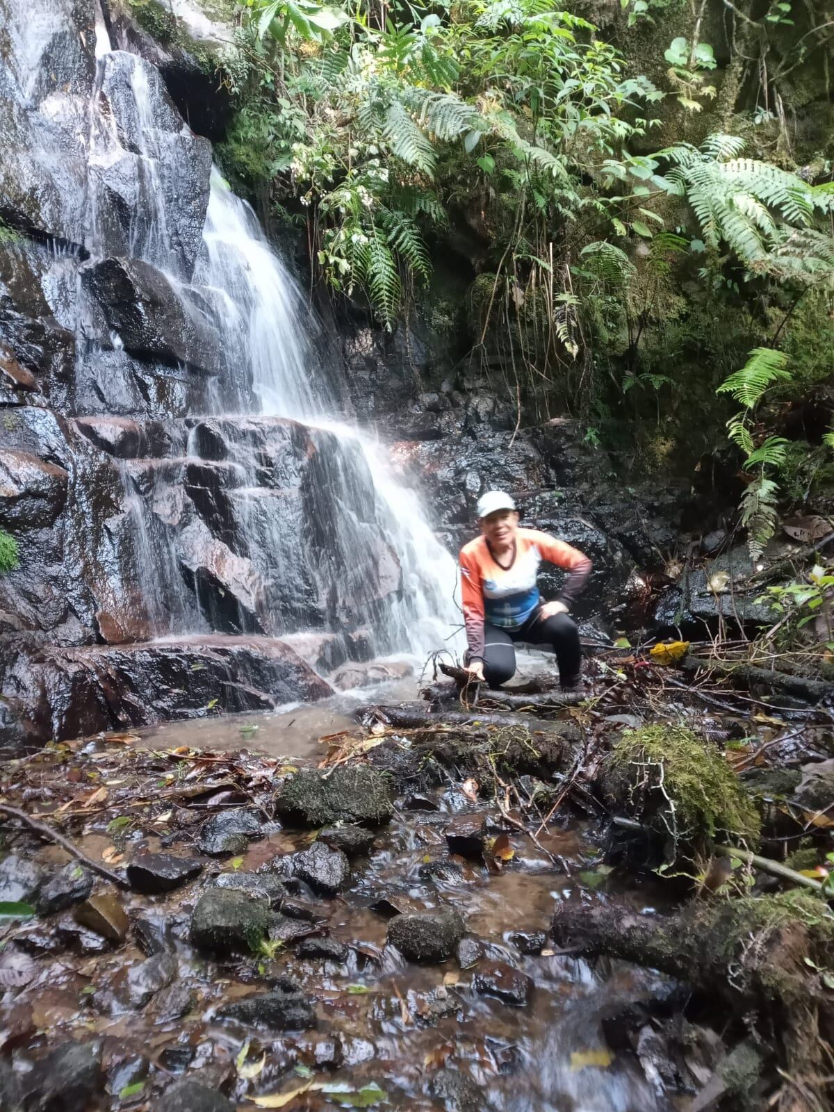 Dinorah Mesén en catarata Londres