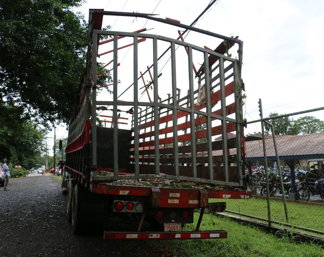 Vuelco de camión que transportaba yuca deja como saldo un fallecido y 38 heridos en Sarapiquí. Foto Reyner Montero.