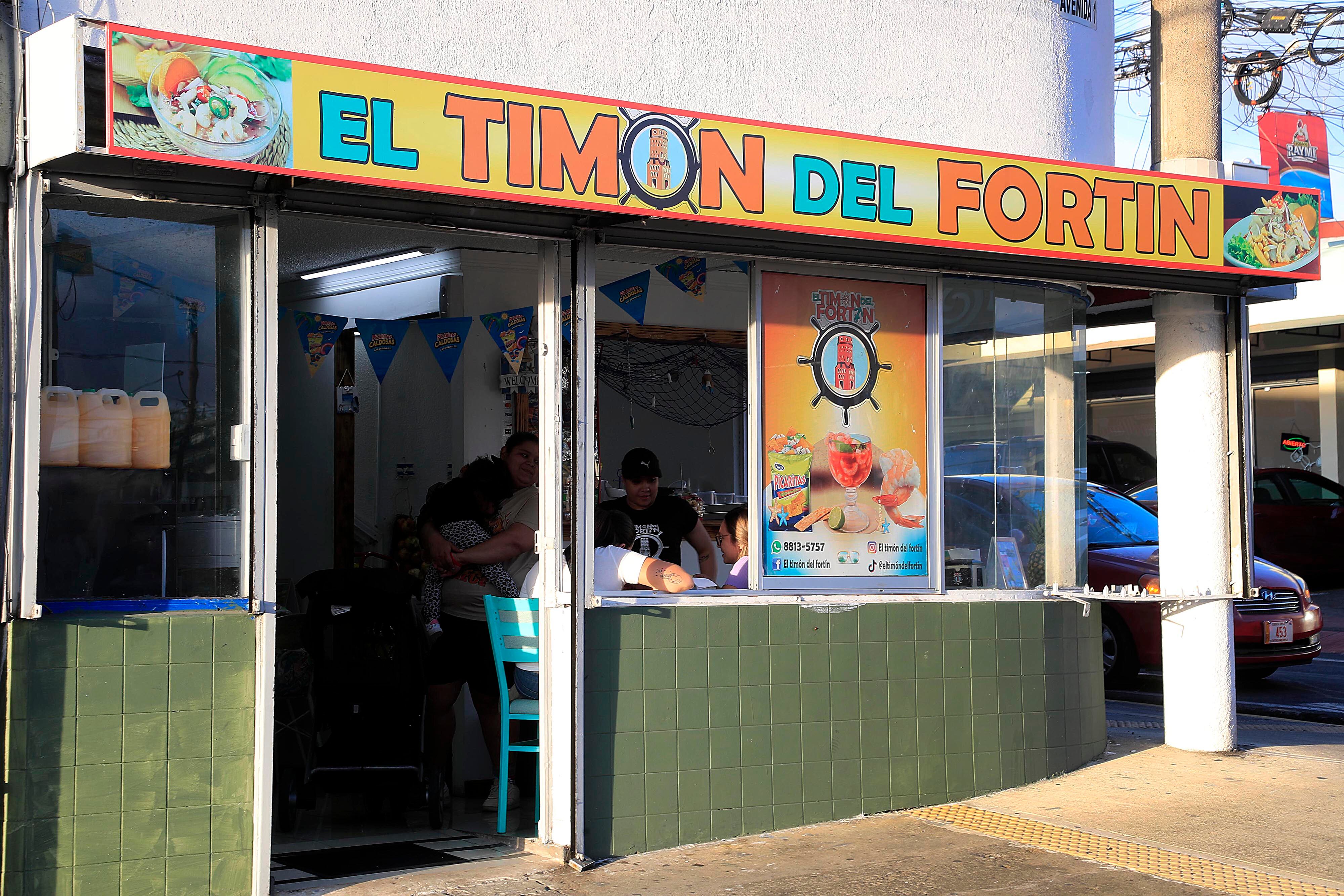 15/02/2024 Heredia. Cevichería El Timón del Fortín es un local esquinero en el centro de esta provincia, muy visitado por los amantes del ceviche y las caldosas, pero que además se topan con la particularidad de que las pueden acompañar con frutas, y disfrutarlas en un ambiente muy costero pero en plena ciudad. Foto: Rafael Pacheco Granados